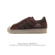 阿迪达斯 Adidas Superstar 三叶草经典贝壳头系列 新款休闲板鞋潮流男女士运动鞋 。鞋面柔软皮革材质 标志性的贝壳鞋头，锯齿三条纹，简约的线条。就