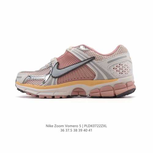 Nike 耐克夏季 Zoom Vomero 5 运动鞋休闲训练跑步鞋。Nike Zoom Vomero 5 女子运动鞋妥帖包覆足部，提供透气支撑效果。耐穿材料组
