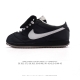 Nike Classic Cortez Nylon 耐克阿甘鞋 超大鞋舌 男女子运动鞋，秉承元年款经典风格，糅合防水鞋面设计，令双足保持干爽舒适。防水锦纶鞋面强