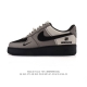 耐克 Nike Air Force 1 '07 Low 空军一号含气垫 低帮百搭厚底增高休闲运动板鞋。柔软、弹性十足的缓震性能和出色的中底设计，横跨复古与现代的