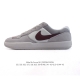 耐克Nike Sb Force 58 运动滑板鞋。这是一款将前沿创新带入街头的单品，它具有硫化杯底，具有出色的耐用性和灵活性。使用柔软皮革和帆布拼接，在饰面上放
