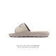 耐克 Nike Victori One Slide 耐克 夏季时尚舒适 高品质 一字拖鞋沙滩鞋拖鞋。采用全新柔软泡棉，响应灵敏，轻盈非凡，打造休闲舒适的穿着体验