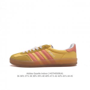 阿迪达斯 Adidas Originals Gazelle Indoor 复古三叶草防滑透明橡胶板鞋经典运动鞋。这款经典鞋,忠于原版设计,缀撞色三条纹和鞋跟饰片