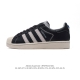 阿迪达斯 Adidas Superstar 三叶草经典贝壳头系列 新款休闲板鞋潮流男女士运动鞋 。鞋面柔软皮革材质 标志性的贝壳鞋头，锯齿三条纹，简约的线条。就