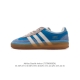阿迪达斯 Adidas Originals Gazelle Indoor 复古三叶草防滑透明橡胶板鞋经典运动鞋。这款经典鞋,忠于原版设计,缀撞色三条纹和鞋跟饰片