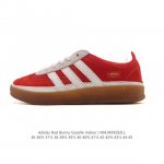 阿迪达斯 Adidas Originals Gazelle Indoor复古三叶草防滑透明橡胶板鞋经典运动鞋。这款经典鞋,忠于原版设计,缀撞色三条纹和鞋跟饰片。