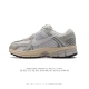 Nike 耐克夏季 Zoom Vomero 5 运动鞋休闲训练跑步鞋。Nike Zoom Vomero 5 男女子运动鞋妥帖包覆足部，提供透气支撑效果。耐穿材料