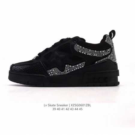 Lv Skate Sneaker 路易威登 2025年新款运动板鞋 蛇年限定 春夏秀场初次亮相，此次以粒面牛皮革焕新呈现。加垫鞋领和鞋舌援引滑板鞋设计，科技鞋带 - 点击图像关闭