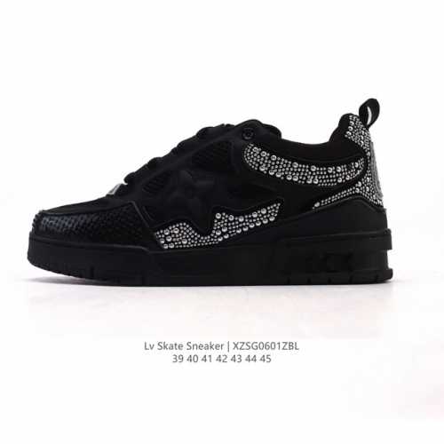 Lv Skate Sneaker 路易威登 2025年新款运动板鞋 蛇年限定 春夏秀场初次亮相，此次以粒面牛皮革焕新呈现。加垫鞋领和鞋舌援引滑板鞋设计，科技鞋带