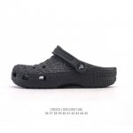 新款 Crocs 卡骆驰 鳄鱼纹鞋面运动 休闲 沙滩 包头 拖鞋 经典洞洞鞋 家居凉拖鞋 一式两用！ Crocs的鞋子采用了其专利材料 Croslite。这种材