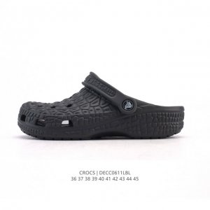 新款 Crocs 卡骆驰 鳄鱼纹鞋面运动 休闲 沙滩 包头 拖鞋 经典洞洞鞋 家居凉拖鞋 一式两用！ Crocs的鞋子采用了其专利材料 Croslite。这种材