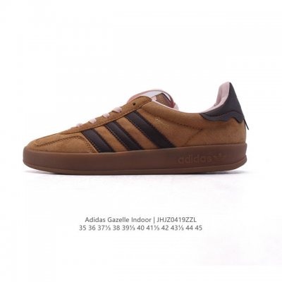阿迪达斯 Adidas Originals Gazelle Indoor复古三叶草防滑透明橡胶板鞋经典运动鞋。这款经典鞋,忠于原版设计,缀撞色三条纹和鞋跟饰片。