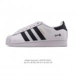 阿迪达斯 Adidas Superstar 2025年新款鞋子 蛇年新款经典贝壳头系列 新款休闲板鞋潮流男女士运动鞋。鞋面柔软帆布拼接材质 标志性的贝壳鞋头，简