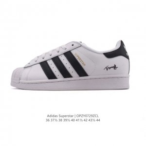 阿迪达斯 Adidas Superstar 2025年新款鞋子 蛇年新款经典贝壳头系列 新款休闲板鞋潮流男女士运动鞋。鞋面柔软帆布拼接材质 标志性的贝壳鞋头，简
