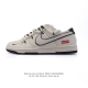 公司级 耐克 Nike Dunk Low Retro 运动鞋复古板鞋 解构绑带 双鞋带 2025年新款。作为 80 年代经典篮球鞋款，起初专为硬木球场打造，后来