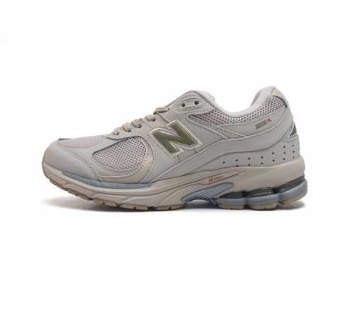 公司级 新百伦 New Balance 2R 跑鞋 男女运动鞋厚底老爹鞋 沿袭了面世之初的经典科技 以 Encap 中底配以升级版 N-Ergy 缓震物料 鞋面