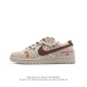 耐克 Nike Dunk Low Retro 运动鞋复古板鞋 双鞋带 解构绑带 路易威登联名，作为 80 年代经典篮球鞋款，起初专为硬木球场打造，后来成为席卷街