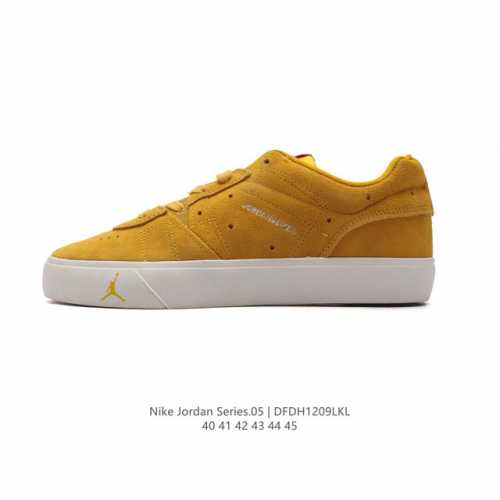 新款 耐克 Nike Jordan Series .05 男子运动板鞋穿上 Jordan Series .05 男子运动鞋，体验迈克尔 乔丹的传奇。采用简洁线条