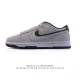 公司级 耐克 Nike Dunk Low Retro 运动鞋 2025蛇年限定 新年鞋子 双勾√经典复古板鞋。作为 80 年代经典篮球鞋款，起初专为硬木球场打造