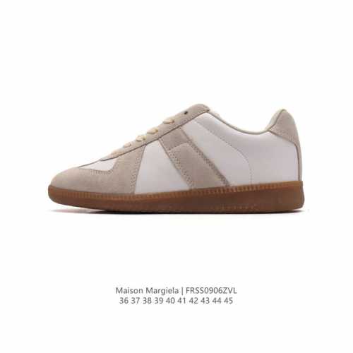 Maison Martin Margiela 马丁 马吉拉 德训休闲板鞋。牛皮革柔软细腻的特点与麋鹿皮的绒毛质感相结合，使其既有超高的柔软舒适度，又同时保持不错
