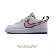 100 耐克（Nike）女子运动鞋 Court Borough Low 小空军低帮板鞋。1.其皮革材质的鞋面结合网眼鞋舌，在出众外观与质感的同时提供稳固支撑，并