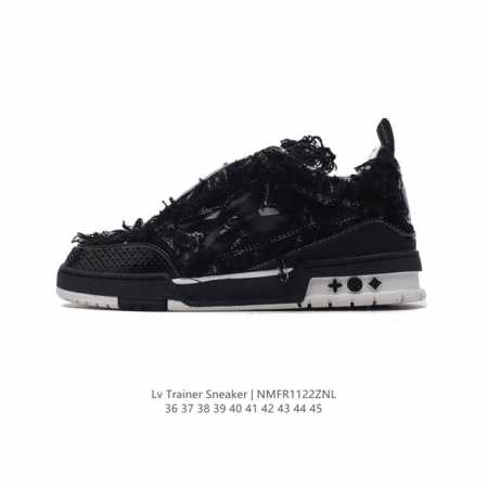 公司级 Lv Skate Sneaker 路易威登 男士运动板鞋于 2024 秋冬秀场初次亮相，此次以粒面牛皮革焕新呈现。加垫鞋领和鞋舌援引滑板鞋设计，科技鞋带 - 点击图像关闭