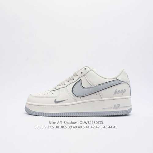 耐克 Nike Air Force 1 ’07 空军一号低帮百搭休闲运动板鞋。柔软、弹性十足的缓震性能和出色的中底设计，横跨复古与现代的外型结合，造就出风靡全球