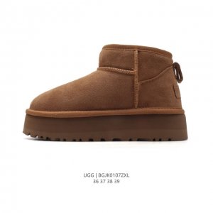 Ugg 雪地靴 女鞋广东原产，采用tpu模压鞋面内嵌羚羊棕羊毛，鞋面具有防水功能，选用7毫米uggpure 植入式羊毛里衬与可拆卸的uggpure 植入式羊毛鞋