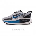 耐克 Nike Vomero 18 厚底增高老爹运动跑步鞋。全新 Vomero 提供比以往更多的緩衝效能以及該系列有史以來最高的鞋底高度，結合 Nike 的 Z