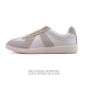 公司级 Maison Martin Margiela 马丁 马吉拉 德训休闲板鞋。牛皮革柔软细腻的特点与麋鹿皮的绒毛质感相结合，使其既有超高的柔软舒适度，又同时