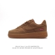 耐克 Nike Air Force 1 '07 Low 空军一号含气垫 低帮百搭厚底增高休闲运动板鞋。柔软、弹性十足的缓震性能和出色的中底设计，横跨复古与现代的