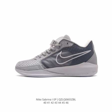 Wnba 球星sabrina Ionescu 的签名鞋nike Sabrina 1 篮球鞋正式发布 这双鞋定位是中性，并不限定于女子款式。低帮设计，鞋面材质选取 - 点击图像关闭
