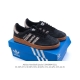 头层皮 阿迪达斯 Adidas Handball Spezial 三叶草学院风复古休闲板鞋 德训鞋 橡胶底柔软皮革经典运动鞋板鞋。圆头、缝合拼接设计、正面绑带、