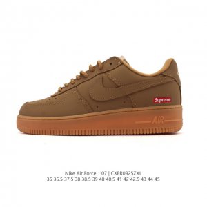 耐克 Nike Air Force 1 '07 Low 空军一号含气垫 低帮百搭厚底增高休闲运动板鞋。柔软、弹性十足的缓震性能和出色的中底设计，横跨复古与现代的