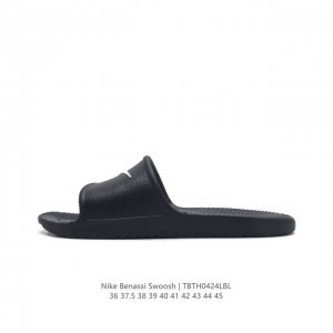 斯图西联名款stussy X Nike Benassi 拖鞋 一字拖男女凉拖鞋沙滩鞋。一直广受青睐的nike Sportswear 主打单品搭载了独具特色的鞋款