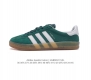 阿迪达斯 Adidas Originals Gazelle Indoor 复古三叶草防滑透明橡胶板鞋经典运动鞋。这款经典鞋,忠于原版设计,缀撞色三条纹和鞋跟饰片