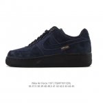 耐克 Nike Air Force 1 '07 Low 空军一号含气垫 低帮百搭厚底增高休闲运动板鞋。柔软、弹性十足的缓震性能和出色的中底设计，横跨复古与现代的
