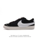 耐克 Nike Blazer Low '77 Jumbo 运动鞋，抓地板鞋，革新重塑经典街头人气鞋款，采用人气传统外观，巧搭大号耐克勾勾设计和宽大鞋带。柔软泡绵