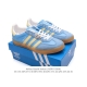 特价 阿迪达斯 Adidas Originals Gazelle Indoor复古三叶草防滑透明橡胶板鞋经典运动鞋。这款经典鞋,忠于原版设计,缀撞色三条纹和鞋跟