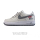 耐克 Nike Air Force 1 '07 Low 空军一号含气垫 小白鞋 北面北脸联名 低帮百搭厚底增高休闲运动板鞋。柔软、弹性十足的缓震性能和出色的中底