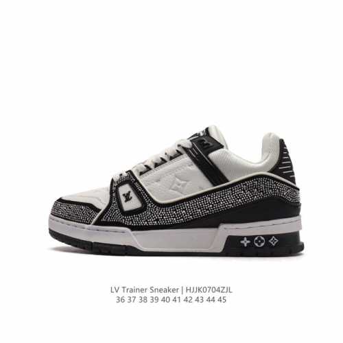 路易威登 满钻 Louis Vuitton LV路易威登板鞋 时尚运动鞋 潮厚底增高休闲鞋。舒适防滑底和百搭性霸屏整个时尚娱乐圈，细节调整完美主义！致TPR光泽