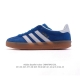 阿迪达斯 Adidas Originals Gazelle Indoor复古三叶草防滑透明橡胶板鞋经典运动鞋。这款经典鞋,忠于原版设计,缀撞色三条纹和鞋跟饰片。