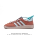 阿迪达斯 Adidas Handball Spezial 三叶草学院风复古休闲板鞋 德训鞋 橡胶底柔软皮革经典运动鞋板鞋。圆头、缝合拼接设计、正面绑带、鞋舌部位
