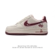 耐克 Nike Air Force 1 '07 Low 空军一号含气垫 小白鞋 低帮百搭厚底增高休闲运动板鞋。柔软、弹性十足的缓震性能和出色的中底设计，横跨复古