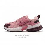 Nike 耐克 V2K Run 减震防滑 复古低帮运动跑步鞋 超火复古跑鞋，采用太空革组合呼吸网眼布鞋面材质，搭载正确4层组合底模，嵌入Tpu加固稳定模块,双层