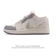 真标 耐克 乔丹Air Jordan 1 Low Aj1 乔1 乔丹1代Aj1 低帮复古文化休闲运动篮球鞋。从1985 年面世的元年款汲取设计灵感，采用简洁大方
