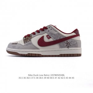 公司级 耐克 Nike Dunk Low Retro 运动鞋复古板鞋 2025年蛇年限定。作为 80 年代经典篮球鞋款，起初专为硬木球场打造，后来成为席卷街头的