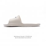 斯图西联名款Stussy X Nike Benassi 拖鞋 一字拖男女凉拖鞋沙滩鞋 家具休闲凉拖鞋。一直广受青睐的Nike Sportswear 主打单品搭载