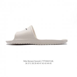 斯图西联名款Stussy X Nike Benassi 拖鞋 一字拖男女凉拖鞋沙滩鞋 家具休闲凉拖鞋。一直广受青睐的Nike Sportswear 主打单品搭载