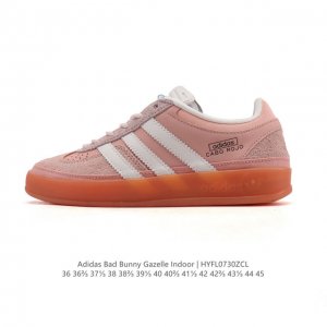 阿迪达斯 T 头鞋 系列Bad Bunny X Adidas Gazelle Indoor德训鞋 潮运动板鞋。Badbunny与Adidas再度联名，推出全新G